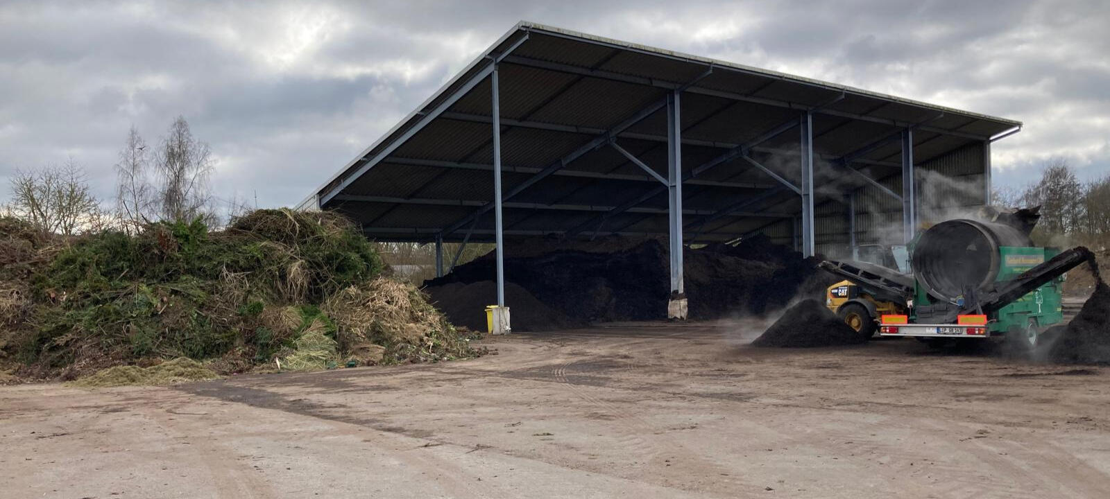 vkglgjlg Komposthaufen und Holzhütte